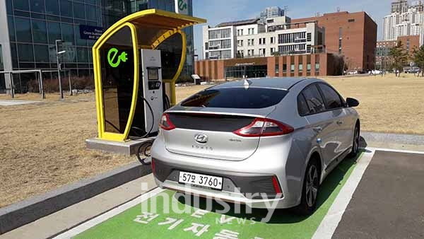 인천시가 미세먼지 저감을 위해 2022년까지 전기자동차와 수소연료전지차 22,000대를 보급해 대기환경 개선에 적극 나선다고 밝혔다. [사진=인천시]
