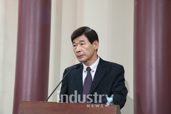 김진우 워킹그룹 총괄위원장이 제3차 에너지기본계획 권고안에 대한 내용을 소개하고 있다. [사진=인더스트리뉴스]
