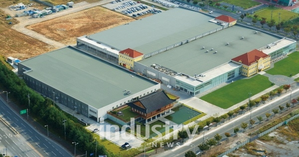 전북도 송하진 도지사는 태양광 모듈 생산기업 솔라파크코리아 공장을 방문했다. 사진은 전북도청 전경 [사진=전라북도]