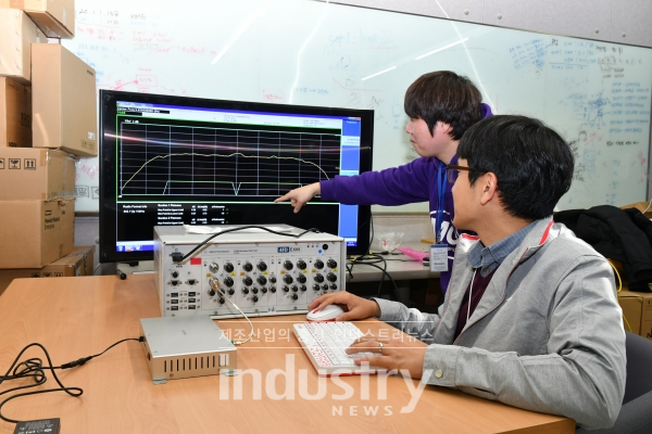 연구원들이 KT와 아이티텔레콤이 협력해 개발한 C-V2X 단말기를 테스트하고 있다. [사진=KT]
