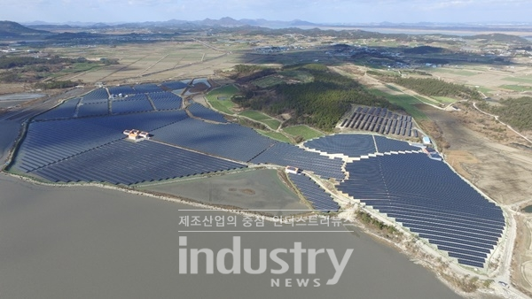 해남군 황산면에 설치된 94MW 태양광발전소 중 이번에 건설된 24MW 태양광발전소 전경. 이 발전소는 20km의 길이의 지중전용선로에 연결되어 해남읍에 있는 신설변전소를 통해 전력계통으로 연계되었다. [사진=탑선]