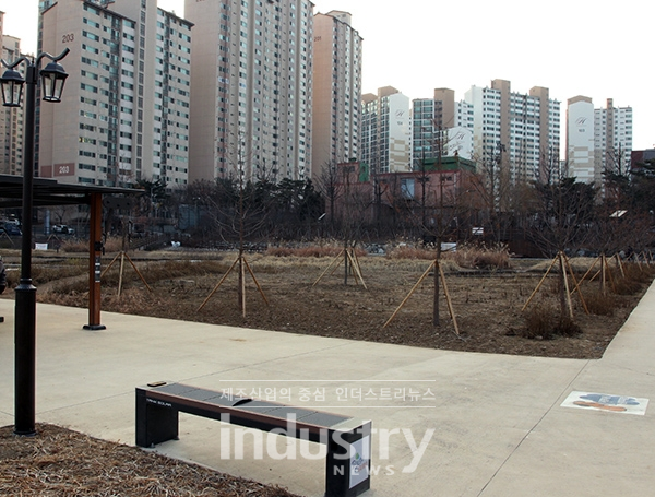 구로구가 최근 설치한 태양광 스마트 벤치 전경 [사진=구로구청]