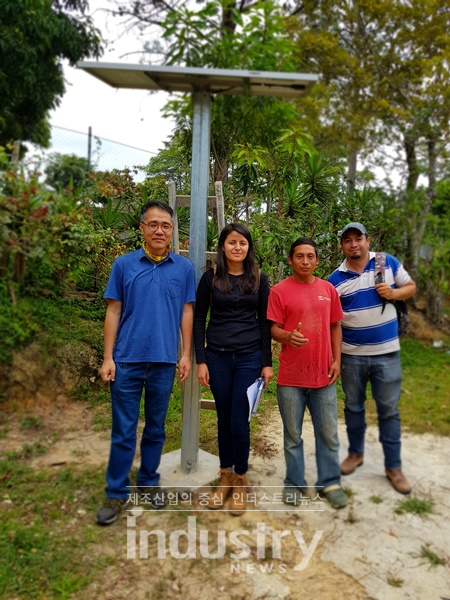 해발 고도가 2,000~2,500미터 이상인 태양광발전 수혜가구 설치검사를 실시하고 있다. [사진=탑인프라]