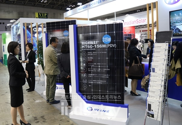 HT-SAAE가 새로운 'Multiway Series' 모듈을 일본 PV EXPO에서 선보였다. [사진=인더스트리뉴스]