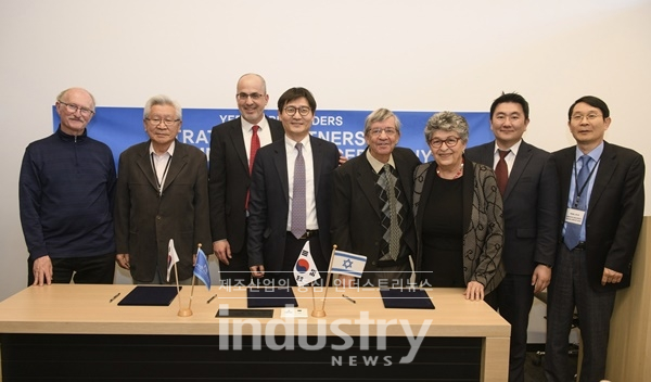 길 그라노트 마이어예다 대표(왼쪽 세 번째), 박영철 바이오리더스 회장(왼쪽 네 번째), 모데카이 세베스 와이즈만연구소 부총장(왼쪽 다섯 번째), 바르다 로터 교수(왼쪽 여섯 번째), 이원재 요즈마그룹아시아 대표(왼쪽 일곱 번째)가 바이오리더스-와이즈만연구소(예다)와의 전략적 파트너십 체결식 후 기념촬영을 하고 있다. [사진=요즈마그룹코리아]