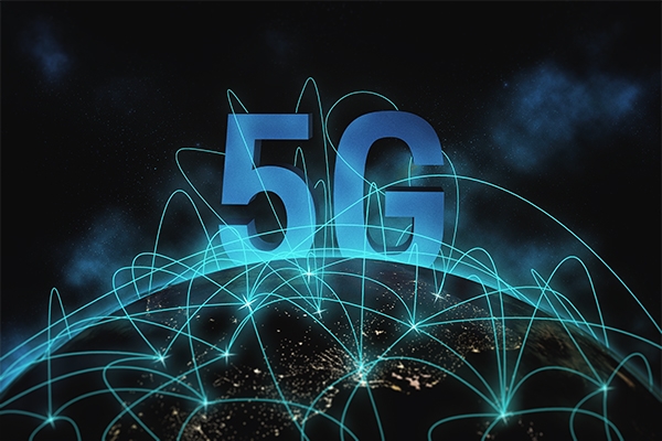 5G 통신과 IoT 기술로 도로-자동차 간, 자동차들 간 실시간 통신 및 자율주행 기능이 실용화되고 있다. [사진=iclickart]