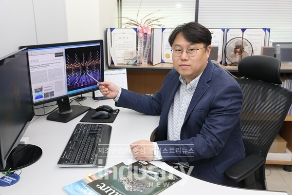 한국화학연구원 서장원 박사가 신개념 페로브스카이트 태양전지 박막기술 DHA에 대해 설명하고있다. [사진=한국화학연구원]