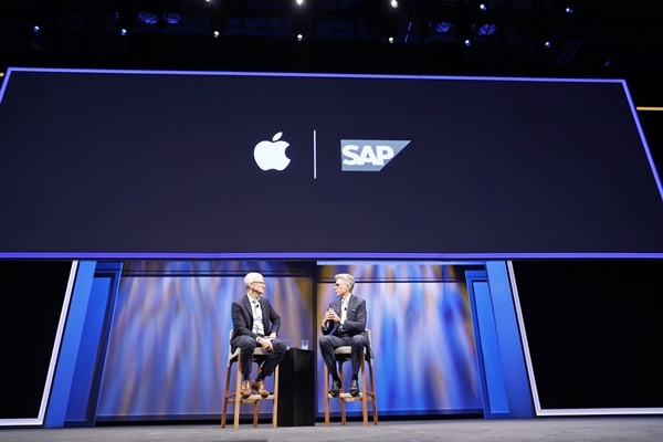 SAP 빌 맥더멋 CEO(오른쪽)와 Apple 팀 쿡 CEO가 파트너십에 관해 의견을 나눴다 [사진 = SAP]