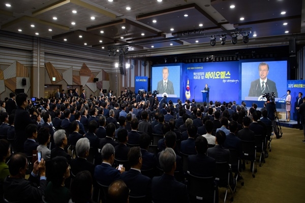 정부가 충청북도 오송첨단의료산업진흥재단 C&V센터에서 ‘바이오 헬스 산업 혁신전략’을 발표했다. [사진=청와대]