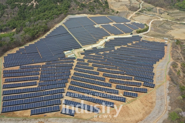 솔라체이서가 시공한 부여군 5.7MW 복합경사지 현장 [사진=솔라체이서]