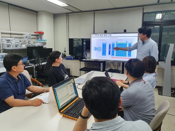 ETRI 연구진이 5G 기지국 기능 분산 장치 구조에 대해 토론하고 있다. [사진=ETRI]