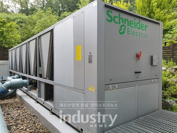 슈나이더일렉트릭이 더존비즈온 IDC에 구축한 에너지 절감 솔루션의 냉동기