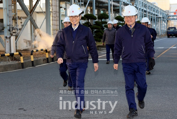 롯데케미칼과 GS에너지가 비스페놀A와 C4유분 제품을 생산하는 합작법인 ‘롯데GS화학’을 공동 설립한다. 사진은 롯데케미칼 임병연 대표가 여수공장에서 현장경영을 펼치고 있는 모습. [사진=롯데케미칼]