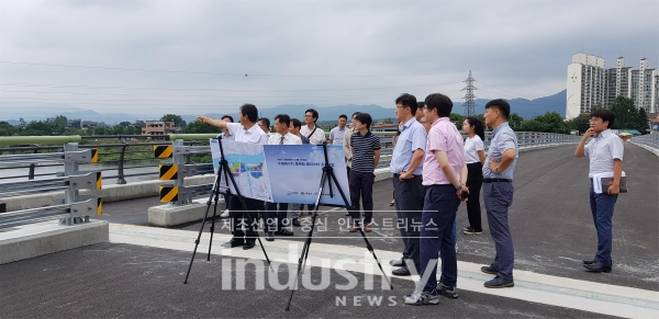 KDI가 춘천시 동면 지내리 사업 대상지를 방문해 현장설명회를 진행하고 있다. [사진=강원도]