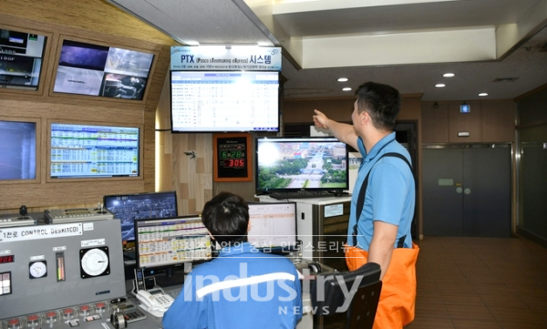 포항제철소 2제강공장 직원들이 조업에 PTX를 운용하고 있다. [사진=포스코]