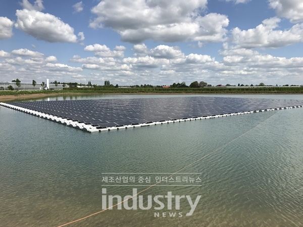 한화큐셀의 태양광 모듈이 설치된 네덜란드 최대 규모의 린지워드 수상태양광 발전소 전경 [사진=한화큐셀]