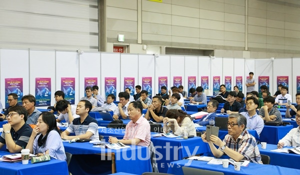 9월 18일부터 20일까지 3일간 부산 벡스코에서 ‘2019 부산·울산·경남 스마트팩토리 컨퍼런스 & 엑스포’가 열린다. 사진은 '2018 창원 국제 스마트팩토리 컨퍼런스 & 엑스포 전경 [사진=인더스트리뉴스]