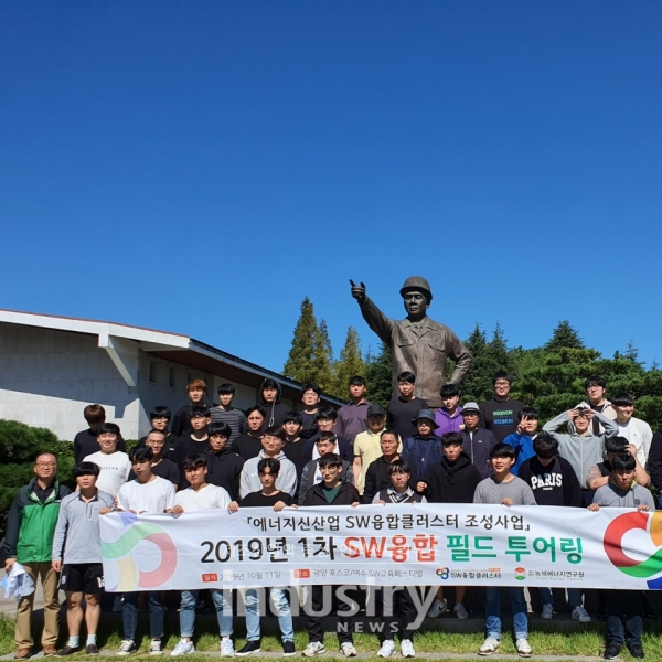 녹색에너지연구원이 지난 10월 11일 지역 소재 에너지 분야 직업전문학교 학생 50여명을 대상으로 광양 포스코에서 철강생산의 제조공정과 관재시스템 견학을 통해 산업현장에서 IoT 적용사례를 살펴봤다. [사진=녹색에너지연구원]