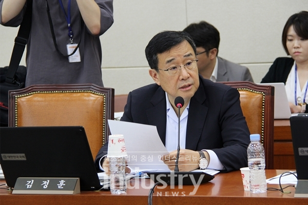 자유한국당 김정훈 의원이 2019 국정감사에서 질의를 하고 있다. [사진=김정훈 의원실]
