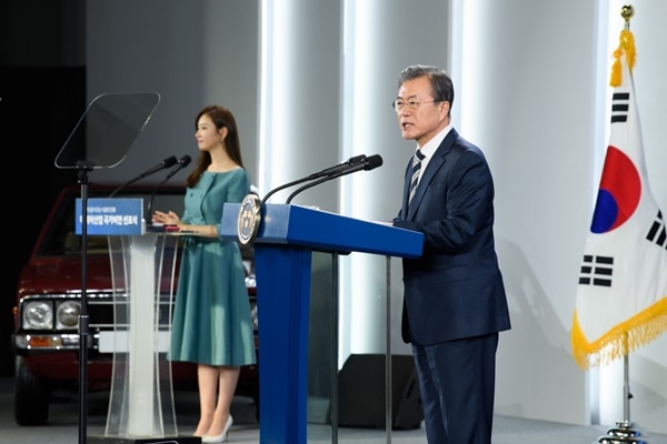 문재인 대통령이 적극적인 재정 지출로 경제 위기를 돌파하겠다고 말했다. [사진=청와대]