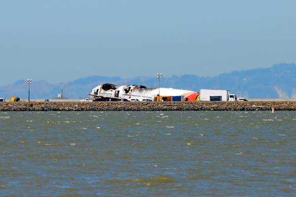 2013년 미국 샌프란시스코에서 착륙사고를 일으킨 OZ214편의 사고 모습 [사진=dreamstime]