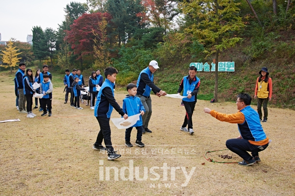 삼천리 임직원과 가족 봉사자들이 청량산에서 숲 체험교실에 참여하고 있다. [사진=삼천리]