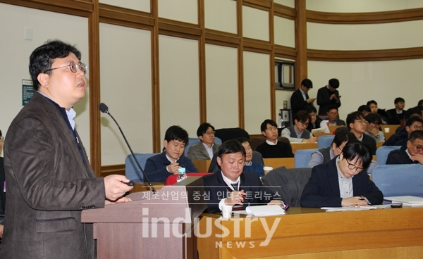 한국환경정책평가원 이후승 연구위원(왼쪽)이 합천호 수상태양광 발전시설의 환경영향평가 결과를 발표하고 있다. [사진=인더스트리뉴스]