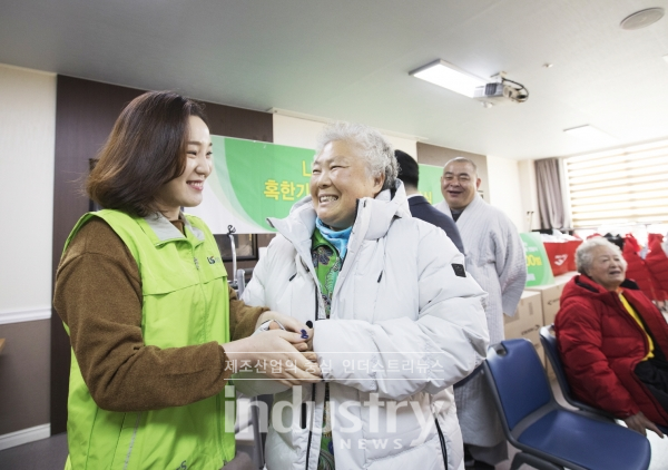 LS산전이 안양 지역 독거노인과 장애인 등 취약계층 200명에 방한복을 전달하는 LS산전과 함께하는 온기 가득 방한복 나눔 행사를 진행했다. 사진은 지난해 LS산전 임직원봉사단원이 노인들께 방한복을 입혀드리는 모습 [사진=LS산전]