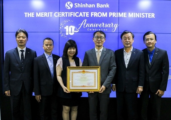 신한베트남은행이 베트남총리상을 받았다. [사진=신한은행]