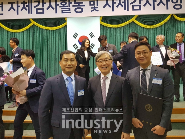 11월 22일 감사원에서 열린 ‘2019년 자체감사활동 및 자체감사사항 포상행사’에서 감사원장 표창을 수상했다.(좌측부터 임상경 한국에너지공단 상임감사, 최재형 감사원장, 정영준 한국에너지공단 감사실 과장) [사진=한국에너지공단]