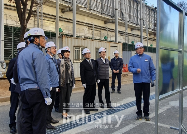 한국동서발전 이사진 및 관계자들이 일산화력본부 내 신규 탈질설비 설치 현장을 점검하고 있다. [사진=한국동서발전]