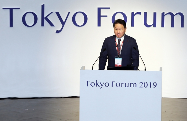 SK 최태원 회장이 12월 6일 일본 도쿄에서 열린 '도쿄 포럼 2019'에서 개막 연설을 하고 있다. [사진=SK]