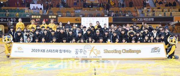 ‘꿈꾸는大路 Shooting Challenge’ 이후 농구 경기를 관람한 사격 유망주들과 청주 KB스타즈 소속 선수들 [사진=KB스타즈]