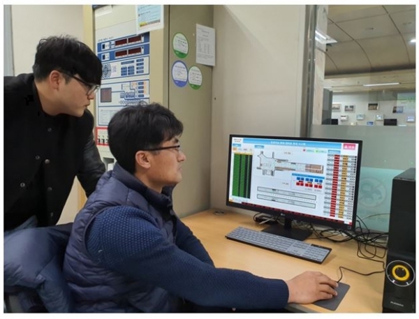 대전시청역 역무실에 설치된 관제 시스템에 한국기계연구원 인공지능기계연구실 한형석 책임연구원 연구진이 개발한 ‘AI 기반 대피로 안내 시스템’ 작동 상황이 표출되고 있다. [사진=한국기계연구원]