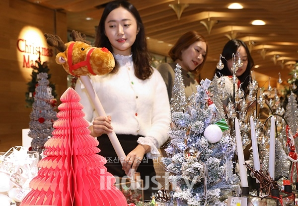 롯데백화점이 서울 소공동 본점에 크리스마스 팝업스토어를 열었다. [사진=롯데쇼핑]