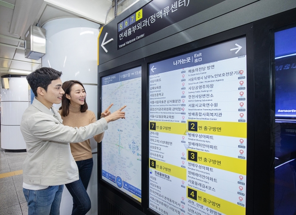 삼성전자가 서울 지하철 역사에 스마트 사이니지를 설치했다. [사진=삼성전자]