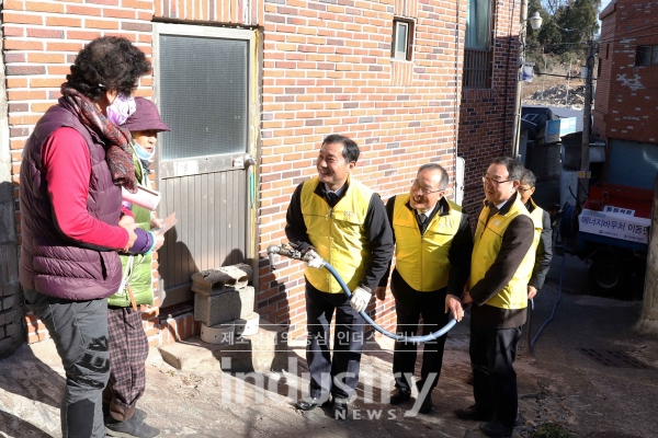 12월 12일 울산광역시 중구 지역 내 에너지바우처 수급가구를 방문한 한국에너지공단 임상경 상임감사와 공단 직원들이 동절기 사회공원활동 일환으로 등유배달을 실시하고 있다. [사진=한국에너지공단]