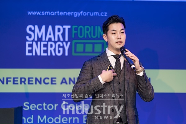 글로벌 인재들을 고용해 해외 다양한 기업들과 원활한 소통을 통해 해외시장을 개척해 나가고 있는 코캄의 홍인관 사장이 체코 Smart Energy Forum에서 발표하고 있다. [사진=코캄]