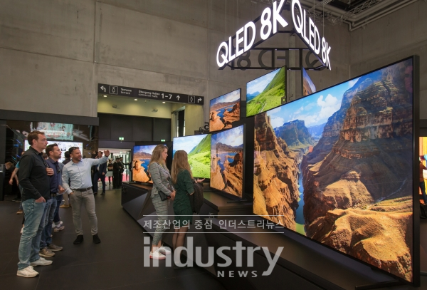 삼성전자의 TV가 업계 최초로 8K HDMI 2.1 신규 비디오 전송 포맷에 관련된 영상 규격 인증을 획득했다. [사진=삼성전자]