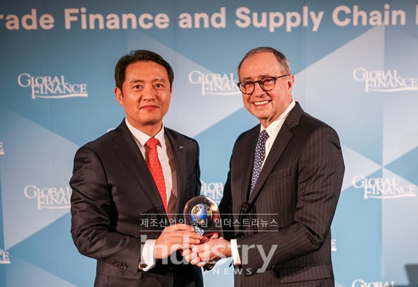 신한은행이 ‘글로벌 최우수 무역금융 혁신은행(Most Innovative Bank for Trade Finance)’으로 선정됐다. [사진=신한은행]