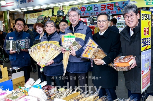 KB국민은행과 금융감독원이 설을 맞아 전통시장에서 이웃 사랑을 실천했다. [사진=KB국민은행]