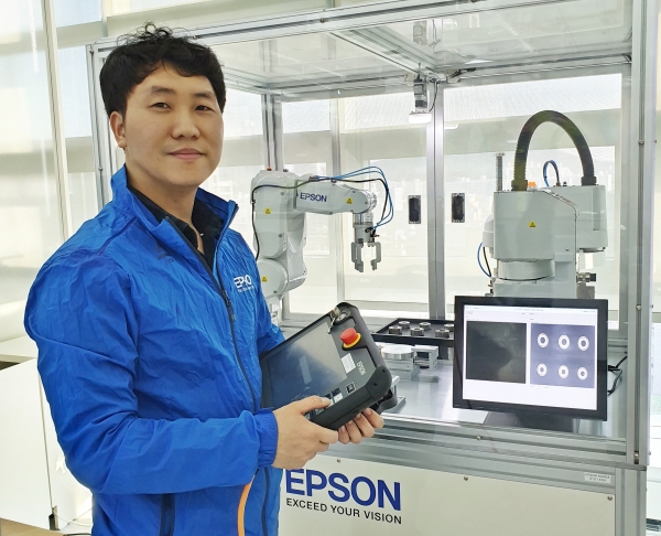 한국엡손의 김지훈 과장은 복잡해지는 산업용 로봇 시스템 문제를 해결하기 위해 'Easy to use & install'을 비전으로 솔루션을 개발하고 있다고 밝혔다. [사진=한국엡손]