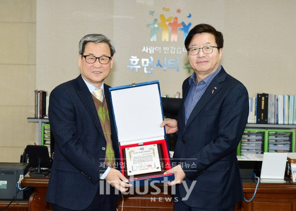 수원시 염태영 시장이 한국환경전문기자협회가 주최하는 ‘2019 올해의 환경인상’을 수상했다. 한국환경전문기자협회는 1월 21일 염태영 시장 집무실을 방문해 상패를 전달했다. [사진=수원시]