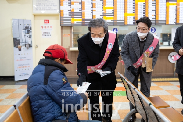 한국서부발전 김병숙 사장이 태안군 버스터미널 대기실에서 지역 주민에게 마스크를 건네며, 신종 코로나바이러스 감염증 예방을 위한 홍보활동을 진행하고 있다. [사진=한국서부발전]