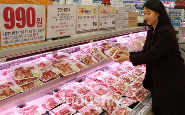 서울시 중구 봉래동에 위치한 롯데마트 서울역점에서 한 고객이 삼겹살 행사장을 구경하고 있다. [사진=롯데쇼핑]