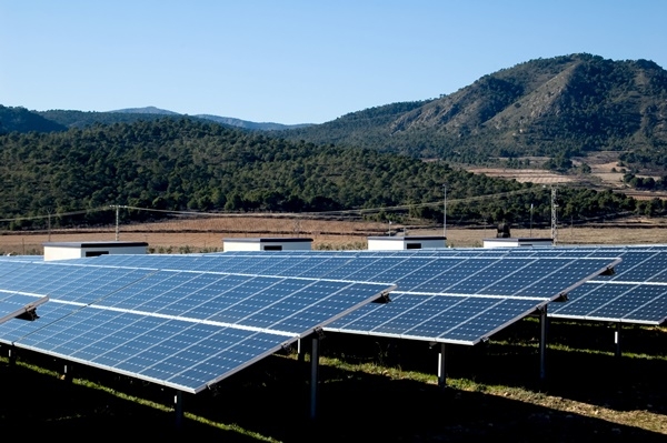 산업통상부는 배전선로의 태양광발전 접속 허용기준을 20% 확대한다. [사진=dreamstime]