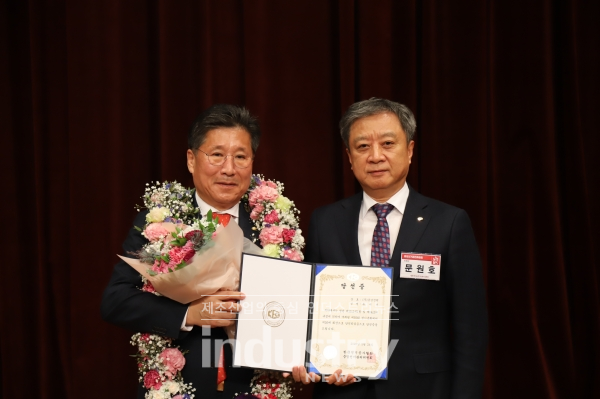 한국전기공사협회 류재선 회장이 제26대 회장에 재선된 후 당선증을 전달받았다. [사진=한국전기공사협회]