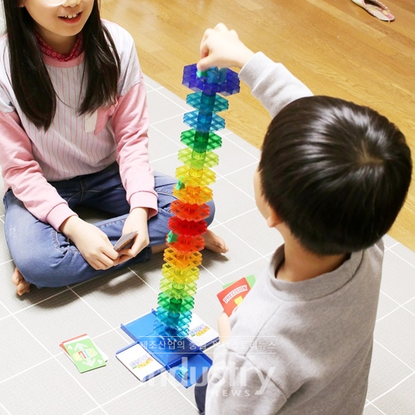 한 어린이가 완구와 함께 실내에서 시간을 보내고 있다. [사진=롯데쇼핑]