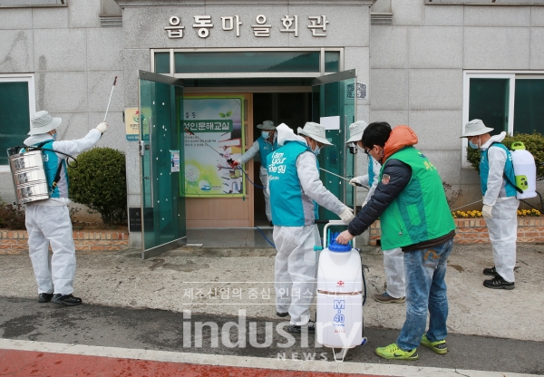 GS칼텍스가 코로나19 극복을 위한 국가적 노력에 동참하고 조속한 피해 복구를 위해 적극적인 지원에 나섰다. 사진은 여수공장 임직원들이 코로나19 예방을 위해 인근마을 방역을 진행하고 있는 모습 [사진=GS칼텍스]