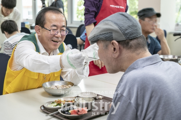 한국남동발전이 ‘2020년 행복더함 사회공헌 캠페인’에서 4년 연속 사회공헌대상을 수상했다. 사진은 남동발전 유향열 사장이 봉사활동을 진행하고 있는 모습 [사진=한국남동발전]